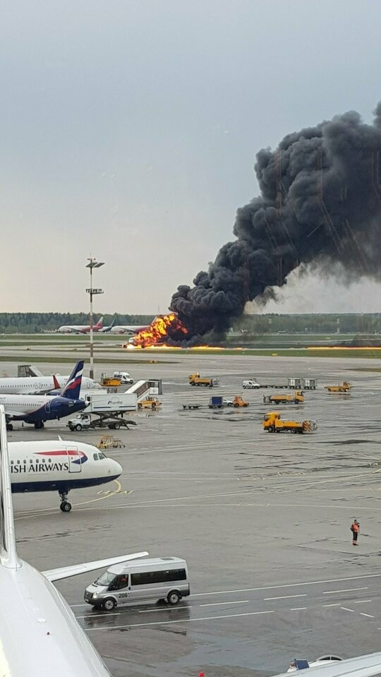 Τραγωδία με φλεγόμενο αεροπλάνο στη Μόσχα - Νεκροί, τραυματίες και αγνοούμενοι μετά την αναγκαστική προσγείωση
