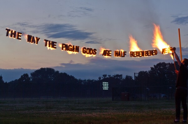 Sharing Perama: Τα εμβληματικά έργα του Robert Montgomery στο Πέραμα