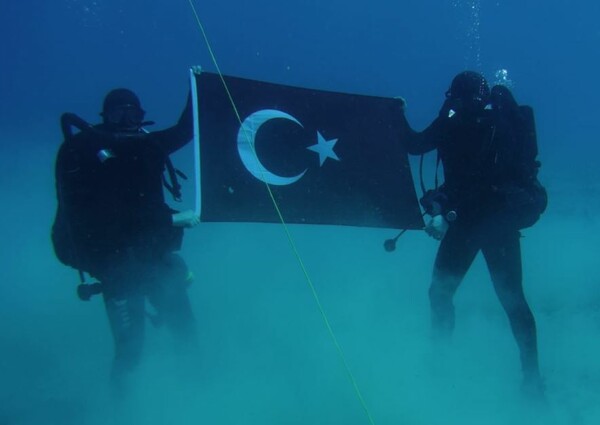 Τούρκοι δύτες φωτογραφήθηκαν με την τουρκική σημαία στον βυθό της Σούδας