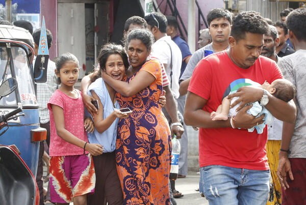 Θρήνος και φόβος στη Σρι Λάνκα - Οι τουρίστες είναι τρομοκρατημένοι και θέλουν να φύγουν