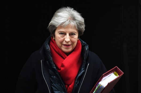 Brexit: Η Τερέζα Μέι αντιμέτωπη με «κατάρρευση» της κυβέρνησής της