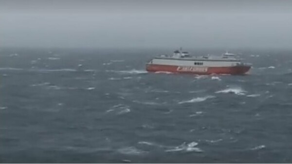 Τήνος: Το πλοίο «Θεολόγος» παλεύει με τα κύματα για να μπει στο λιμάνι