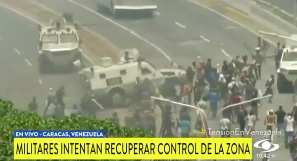 Βενεζουέλα: Τεθωρακισμένο έπεσε πάνω σε διαδηλωτές - Σκληρές εικόνες
