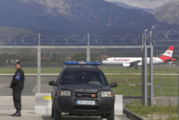 Συνελήφθησαν τέσσερα άτομα για την κινηματογραφική ληστεία στο αεροδρόμιο των Τιράνων