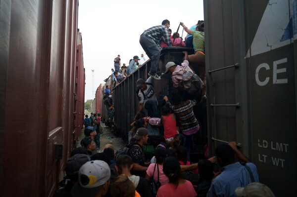 Μεξικό: Εκατοντάδες μετανάστες ανέβηκαν σε εμπορικό τρένο με προορισμό τις ΗΠΑ