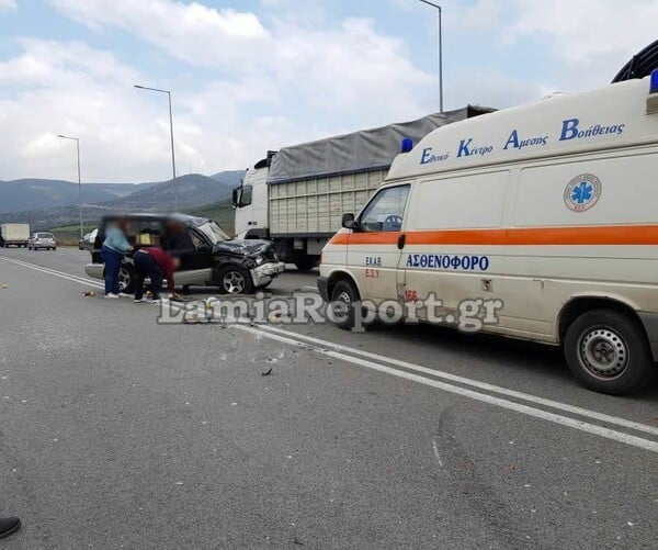 Σοβαρό τροχαίο με τέσσερις τραυματίες στη Λαμία