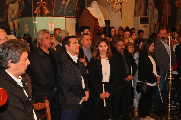 Στην Κρήτη για Ανάσταση ο Αλέξης Τσίπρας - Στην εκκλησία με την Μπέτυ Μπαζιάνα και τα παιδιά τους