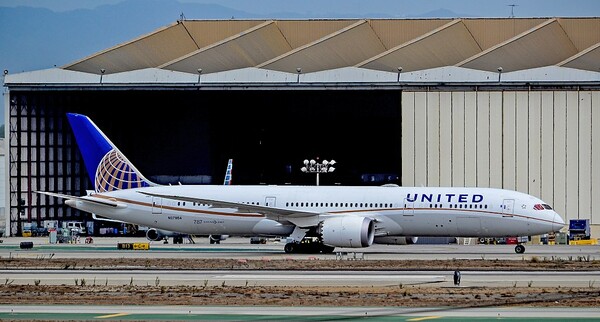 Boeing της United Airlines πραγματοποίησε αναγκαστική προσγείωση στη Νέα Καληδονία