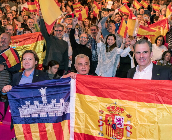 Ισπανία: Νέες αποκαλύψεις για το εγκληματικό παρελθόν στελεχών του ακροδεξιού Vox