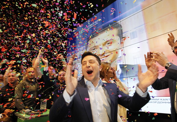 Ουκρανία: O κωμικός της τηλεόρασης Βολοντίμιρ Ζελένσκι είναι ο νέος πρόεδρος - Ήττα Ποροσένκο