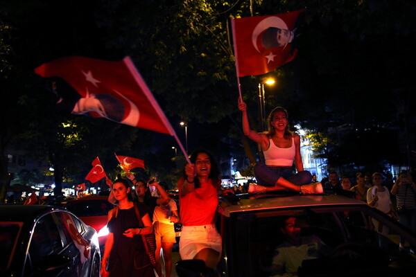 H Κωνσταντινούπολη πανηγυρίζει - Γλέντι στους δρόμους για την ήττα Ερντογάν και τον θρίαμβο Ιμάμογλου