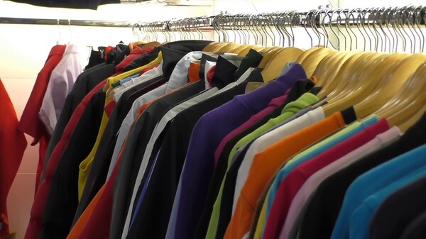 Έλεγχοι της ΑΑΔΕ σε μαγαζιά με ρούχα σε πολύ χαμηλές τιμές - Δεκάδες οι παραβάσεις