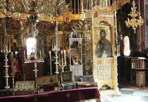 Μπήκε στο Άγιο Όρος και έκλεψε αυτοκρατορικά κοσμήματα, χρυσά τάματα και περιδέραια