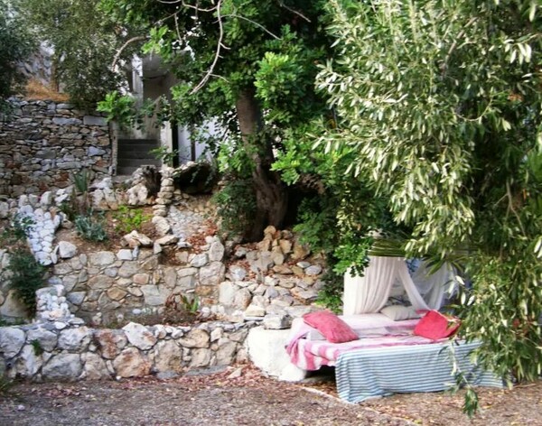 Αirbnb: Γυναίκα στην Κρήτη νοικιάζει κρεβάτια στον κήπο της - Για ύπνο κάτω από τα αστέρια