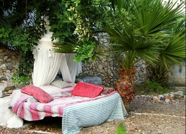 Αirbnb: Γυναίκα στην Κρήτη νοικιάζει κρεβάτια στον κήπο της - Για ύπνο κάτω από τα αστέρια