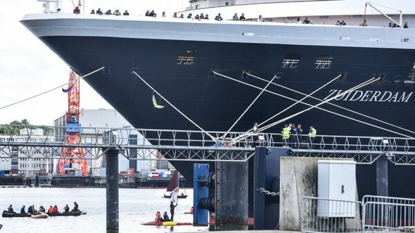 Ακτιβιστές μπλόκαραν τον απόπλου από κρουαζιερόπλοιο σε λιμάνι της Γερμανίας