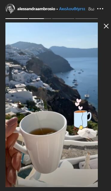 Στην Ελλάδα η Αλεσάντρα Αμπρόσιο - Γέμισε το Instagram με φωτογραφίες από Σαντορίνη