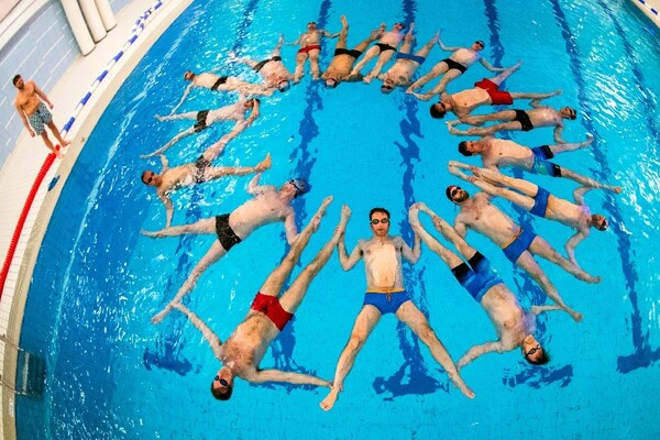 Άντρες κάνουν συγχρονισμένη κολύμβηση και σπάνε τα στερεότυπα: «Δεν υπάρχει άθλημα για γκέι ή στρέιτ»