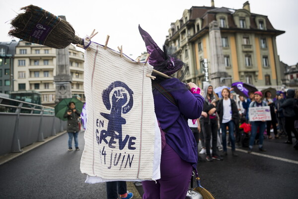 Ελβετία: Οι γυναίκες απεργούν ξανά μετά από 28 χρόνια - Ντυμένες στα μοβ ζητούν ισότητα στην εργασία