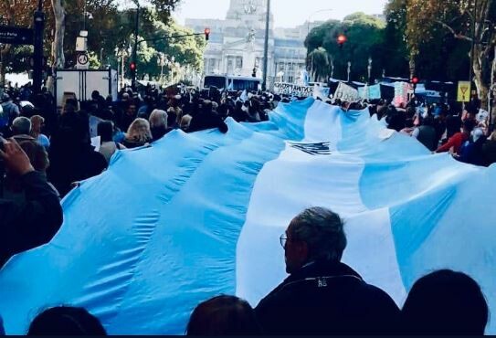 Αργεντινή: Πορεία υποστήριξης σε γιατρό που καταδικάστηκε - Είχε εμποδίσει θύμα βιασμού να κάνει άμβλωση