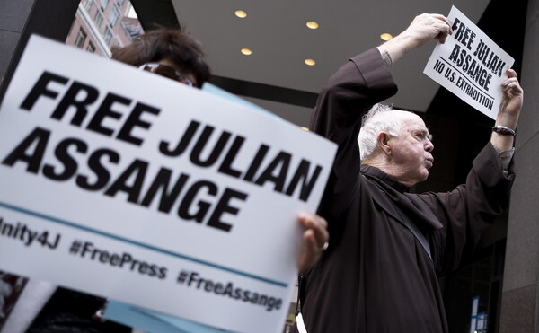 Τζούλιαν Ασάνζ: Δικαστήριο της Σουηδίας απέρριψε την ερήμην κράτηση του ιδρυτή του WikiLeaks