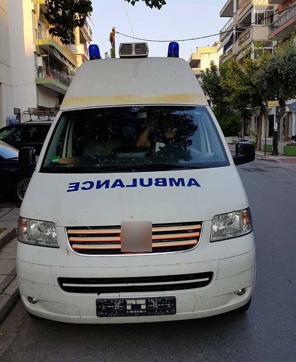Καταδίωξη «μαϊμού» ασθενοφόρου στη Θεσσαλονίκη - Με ιατρικές φόρμες μετέφεραν μετανάστες