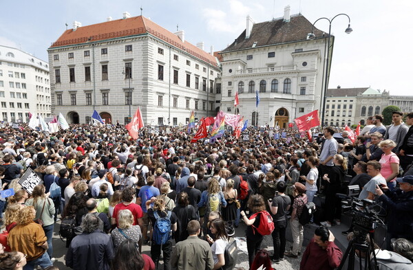 Αυστρία: Χιλιάδες διαδηλωτές πανηγυρίζουν την παραίτηση Στράχε και ζητούν πρόωρες εκλογές