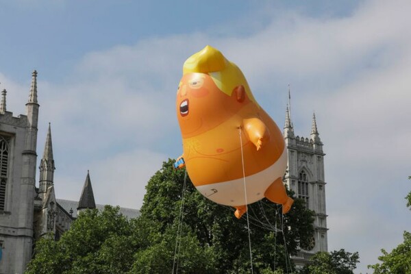Το μπαλόνι που τρολάρει τον Τραμπ στον ουρανό του Λονδίνου