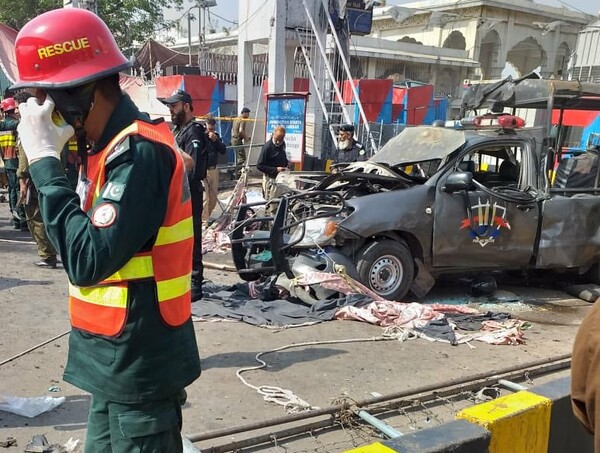 Τουλάχιστον 8 νεκροί από έκρηξη σε χώρο λατρείας στο Πακιστάν