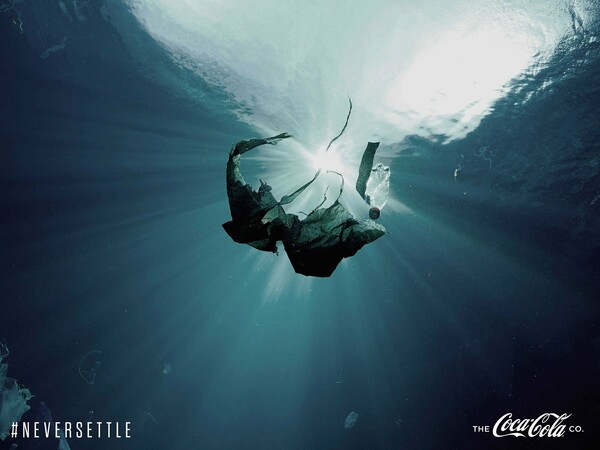 Η Coca-Cola παρουσιάζει τη νέα της ανατρεπτική εταιρική καμπάνια