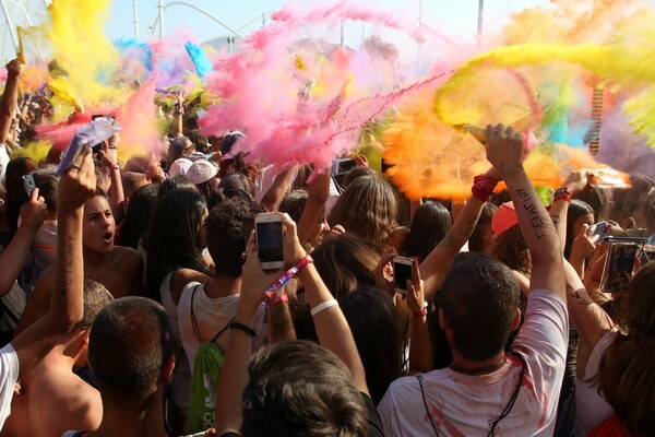 To Colour Day Festival στο ΟΑΚΑ ξεκίνησε με Φουρέιρα, χρωματιστό σόου και χιλιάδες νέους