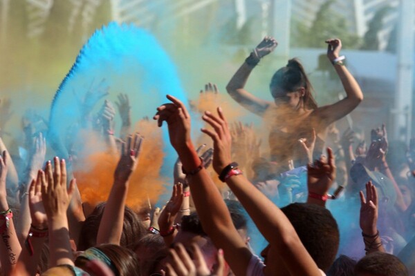 To Colour Day Festival στο ΟΑΚΑ ξεκίνησε με Φουρέιρα, χρωματιστό σόου και χιλιάδες νέους