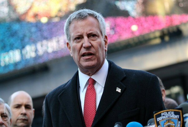 ΗΠΑ: Και ο Μπιλ ντε Μπλάζιο, δήμαρχος Νέας Υόρκης, στην κούρσα για την προεδρία
