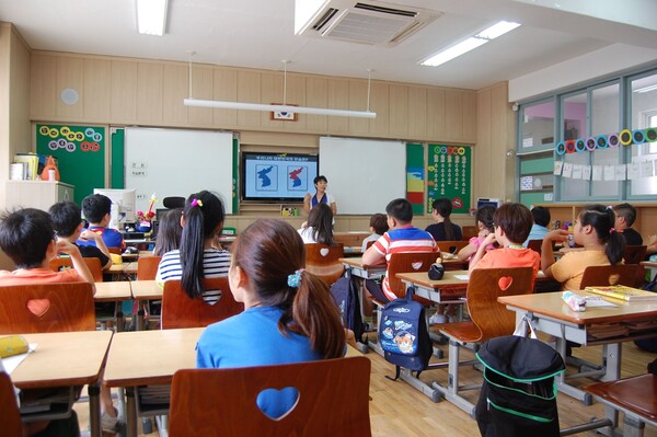 Δημοτικά σχολεία στη Νότια Κορέα γέμισαν με ηλικιωμένους για να μην κλείσουν