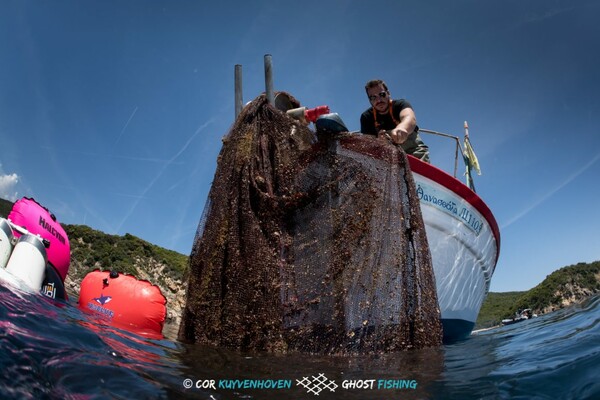 Δύο τόνοι δίχτυα ανασύρθηκαν από θαλάσσια περιοχή στο Στρατώνι Χαλκιδικής