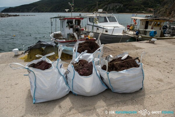 Δύο τόνοι δίχτυα ανασύρθηκαν από θαλάσσια περιοχή στο Στρατώνι Χαλκιδικής