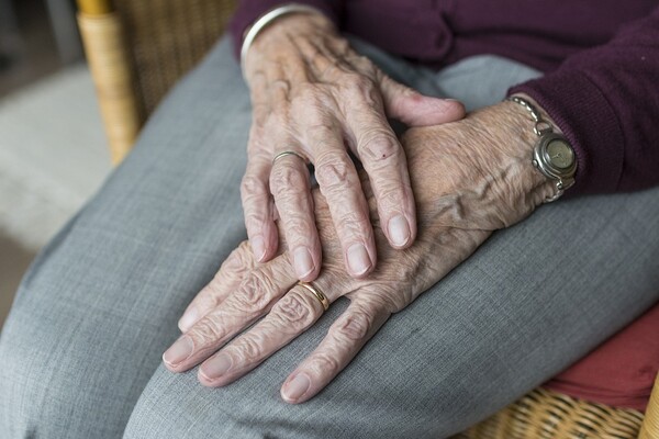Δολοφόνησαν ηλικιωμένη σε οίκο ευγηρίας- Υποψιάζονται την συγκάτοικό της, 102 ετών