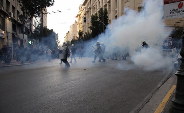 Ένταση και χημικά στην πορεία για τον Δημήτρη Κουφοντίνα στην Αθήνα