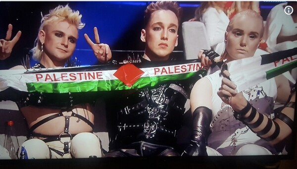 Eurovision 2019: Οι Ισλανδοί σήκωσαν σημαίες και κασκόλ υπέρ της Παλαιστίνης