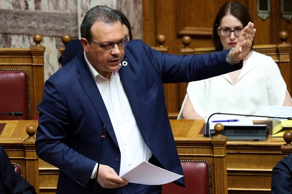 Πάγωσε όλες τις τροπολογίες ο Φάμελλος - Αντιδρούν οι βουλευτές του ΣΥΡΙΖΑ