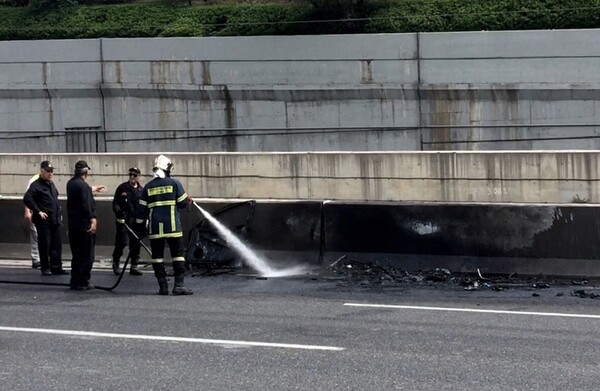 Φωτιά σε φορτηγό στην Αττική Οδό - Ουρές χιλιομέτρων