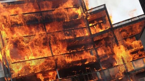Μεγάλη πυρκαγιά σε κτίριο στο Λονδίνο