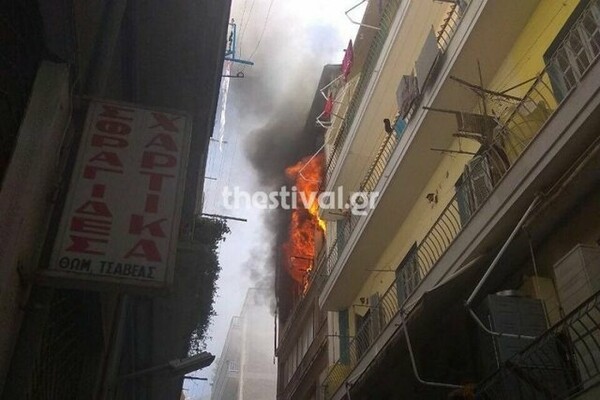 Φωτιά σε πολυκατοικία της Θεσσαλονίκης - Επιχείρηση απεγκλωβισμού
