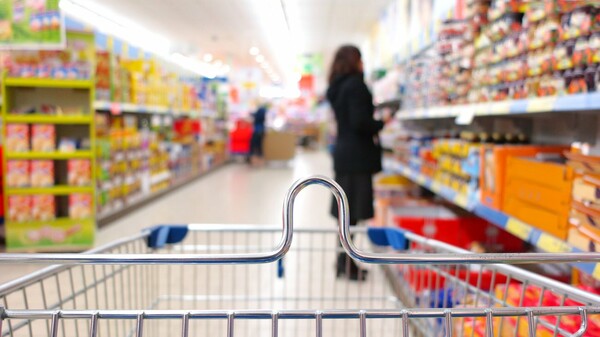 Πού μειώνεται ο ΦΠΑ από 24% σε 13% - Η λίστα με τα είδη διατροφής και τις υπηρεσίες εστίασης