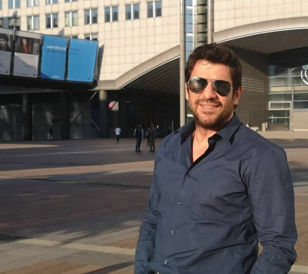 Ο Γεωργούλης χοροπηδά έξω από το ευρωκοινοβούλιο και ποστάρει στο Instagram