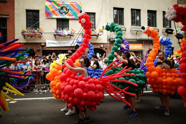 Το θεαματικό Pride της Νέας Υόρκης - Πολύχρωμη Παρέλαση Υπερηφάνειας με χιλιάδες ανθρώπους στην 5η Λεωφόρο