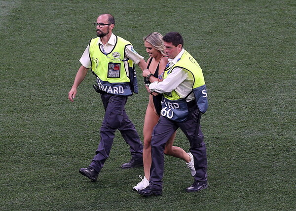 Το κόλπο με την ξανθιά γυναίκα που εισέβαλε με προκλητικό μαγιό στον τελικό του Champions League