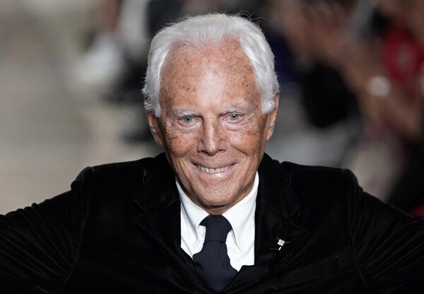 O Giorgio Armani δεν συμφωνεί με τις «περιπλανώμενες» επιδείξεις μόδας