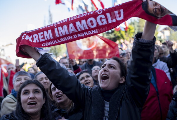 Γκιούλ και Νταβούτογλου, επικρίνουν την ακύρωση των δημοτικών εκλογών στην Κωνσταντινούπολη