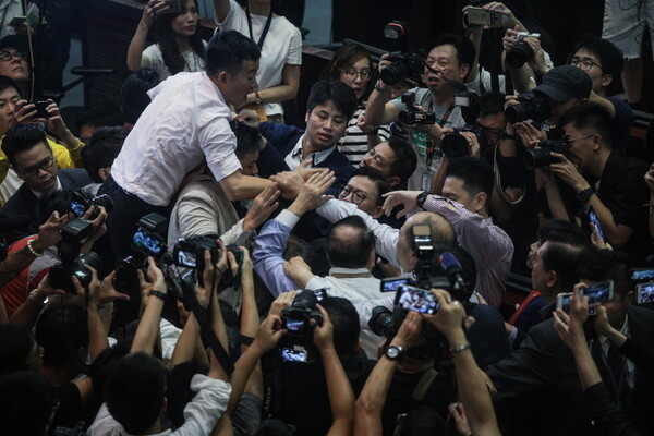 Χονγκ Κoνγκ: Άγριος καβγάς μέσα στο κοινοβούλιο - Στο νοσοκομείο βουλευτής